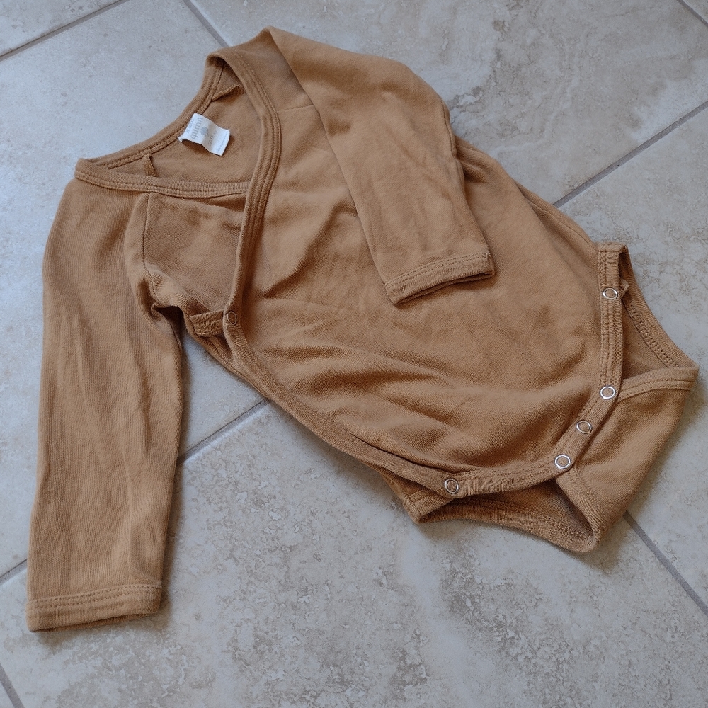 Kate Quinn Organic Cotton Cinnamon Onesie Kimono Style Size 12-18M Like New